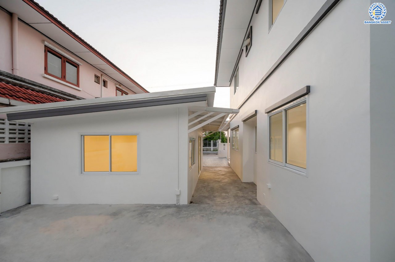 บ้านมือสองตกแต่งใหม่ โครงการ กฤษดานคร18 พุทธมณฑลสาย3 เนื้อที่ 74 ตร.ว. บนพื้นที่ใช้สอย 158.9 ตร.ม. อีกระดับของฟังก์ชัน 4 ห้องนอน 3 ห้องน้ำ จอดรถได้ 2 คัน พร้อม 1 ห้องอเนกประสงค์สุด Private ที่สามารถปรับการใช้งานได้หลากหลาย บนทำเลศักยภาพเชื่อมต่อหลายเส้นทาง ใกล้เซ็นทรัลปิ่นเกล้า ม.มหิดล และทางด่วน "ศรีรัช"